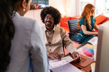 Ortak çalışan bir şirket ofisinde çok ırklı küçük bir iş adamı grubu toplanıyor - genç iş arkadaşları yaratıcı bir teknoloji şirketinde birlikte çalışıyorlar, iş ve günlük ofis yaşam tarzı kavramları