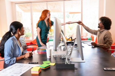 Ortak çalışan bir şirket ofisinde çok ırklı küçük bir iş adamı grubu toplanıyor - genç iş arkadaşları yaratıcı bir teknoloji şirketinde birlikte çalışıyorlar, iş ve günlük ofis yaşam tarzı kavramları