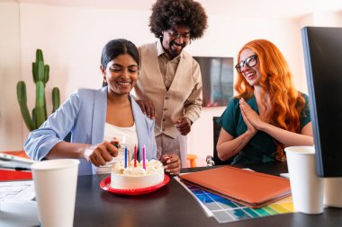 Ortak çalışan bir şirket ofisinde çok ırklı küçük bir iş adamı grubu toplanıyor - genç iş arkadaşları yaratıcı bir teknoloji şirketinde birlikte çalışıyorlar, iş ve günlük ofis yaşam tarzı kavramları