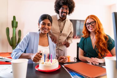 Ortak çalışan bir şirket ofisinde çok ırklı küçük bir iş adamı grubu toplanıyor - genç iş arkadaşları yaratıcı bir teknoloji şirketinde birlikte çalışıyorlar, iş ve günlük ofis yaşam tarzı kavramları