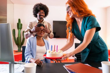 Ortak çalışan bir şirket ofisinde çok ırklı küçük bir iş adamı grubu toplanıyor - genç iş arkadaşları yaratıcı bir teknoloji şirketinde birlikte çalışıyorlar, iş ve günlük ofis yaşam tarzı kavramları