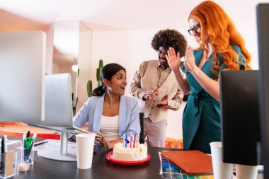 Ortak çalışan bir şirket ofisinde çok ırklı küçük bir iş adamı grubu toplanıyor - genç iş arkadaşları yaratıcı bir teknoloji şirketinde birlikte çalışıyorlar, iş ve günlük ofis yaşam tarzı kavramları
