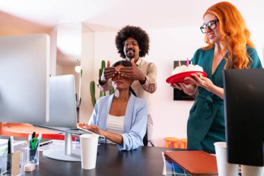 Ortak çalışan bir şirket ofisinde çok ırklı küçük bir iş adamı grubu toplanıyor - genç iş arkadaşları yaratıcı bir teknoloji şirketinde birlikte çalışıyorlar, iş ve günlük ofis yaşam tarzı kavramları