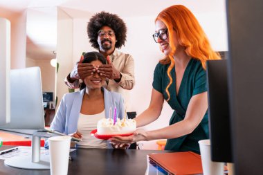 Ortak çalışan bir şirket ofisinde çok ırklı küçük bir iş adamı grubu toplanıyor - genç iş arkadaşları yaratıcı bir teknoloji şirketinde birlikte çalışıyorlar, iş ve günlük ofis yaşam tarzı kavramları