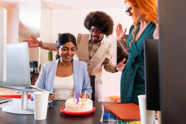 Ortak çalışan bir şirket ofisinde çok ırklı küçük bir iş adamı grubu toplanıyor - genç iş arkadaşları yaratıcı bir teknoloji şirketinde birlikte çalışıyorlar, iş ve günlük ofis yaşam tarzı kavramları