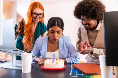 Ortak çalışan bir şirket ofisinde çok ırklı küçük bir iş adamı grubu toplanıyor - genç iş arkadaşları yaratıcı bir teknoloji şirketinde birlikte çalışıyorlar, iş ve günlük ofis yaşam tarzı kavramları