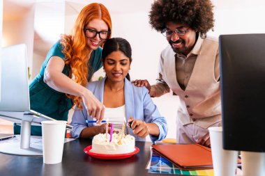 Ortak çalışan bir şirket ofisinde çok ırklı küçük bir iş adamı grubu toplanıyor - genç iş arkadaşları yaratıcı bir teknoloji şirketinde birlikte çalışıyorlar, iş ve günlük ofis yaşam tarzı kavramları