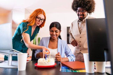 Ortak çalışan bir şirket ofisinde çok ırklı küçük bir iş adamı grubu toplanıyor - genç iş arkadaşları yaratıcı bir teknoloji şirketinde birlikte çalışıyorlar, iş ve günlük ofis yaşam tarzı kavramları