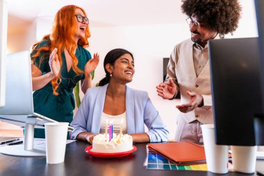 Ortak çalışan bir şirket ofisinde çok ırklı küçük bir iş adamı grubu toplanıyor - genç iş arkadaşları yaratıcı bir teknoloji şirketinde birlikte çalışıyorlar, iş ve günlük ofis yaşam tarzı kavramları