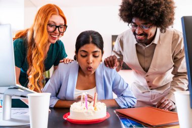 Ortak çalışan bir şirket ofisinde çok ırklı küçük bir iş adamı grubu toplanıyor - genç iş arkadaşları yaratıcı bir teknoloji şirketinde birlikte çalışıyorlar, iş ve günlük ofis yaşam tarzı kavramları