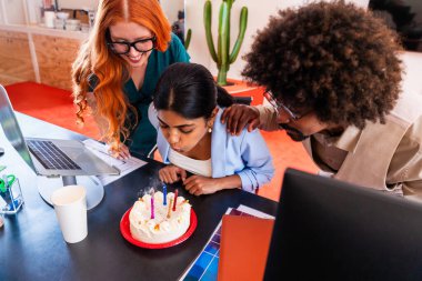 Ortak çalışan bir şirket ofisinde çok ırklı küçük bir iş adamı grubu toplanıyor - genç iş arkadaşları yaratıcı bir teknoloji şirketinde birlikte çalışıyorlar, iş ve günlük ofis yaşam tarzı kavramları