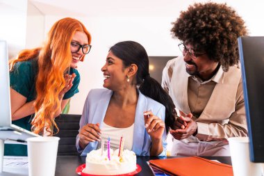 Ortak çalışan bir şirket ofisinde çok ırklı küçük bir iş adamı grubu toplanıyor - genç iş arkadaşları yaratıcı bir teknoloji şirketinde birlikte çalışıyorlar, iş ve günlük ofis yaşam tarzı kavramları