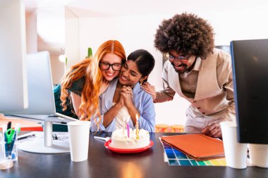 Ortak çalışan bir şirket ofisinde çok ırklı küçük bir iş adamı grubu toplanıyor - genç iş arkadaşları yaratıcı bir teknoloji şirketinde birlikte çalışıyorlar, iş ve günlük ofis yaşam tarzı kavramları