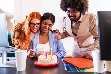 Ortak çalışan bir şirket ofisinde çok ırklı küçük bir iş adamı grubu toplanıyor - genç iş arkadaşları yaratıcı bir teknoloji şirketinde birlikte çalışıyorlar, iş ve günlük ofis yaşam tarzı kavramları