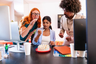 Ortak çalışan bir şirket ofisinde çok ırklı küçük bir iş adamı grubu toplanıyor - genç iş arkadaşları yaratıcı bir teknoloji şirketinde birlikte çalışıyorlar, iş ve günlük ofis yaşam tarzı kavramları