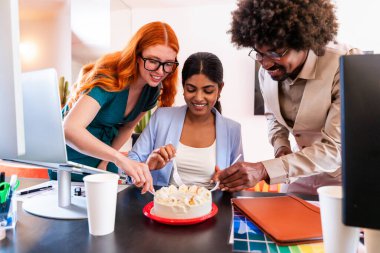 Ortak çalışan bir şirket ofisinde çok ırklı küçük bir iş adamı grubu toplanıyor - genç iş arkadaşları yaratıcı bir teknoloji şirketinde birlikte çalışıyorlar, iş ve günlük ofis yaşam tarzı kavramları