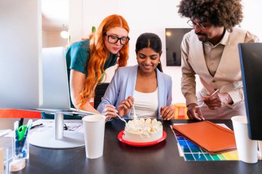 Ortak çalışan bir şirket ofisinde çok ırklı küçük bir iş adamı grubu toplanıyor - genç iş arkadaşları yaratıcı bir teknoloji şirketinde birlikte çalışıyorlar, iş ve günlük ofis yaşam tarzı kavramları