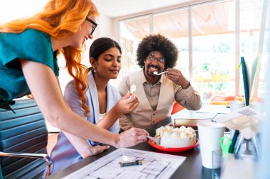 Ortak çalışan bir şirket ofisinde çok ırklı küçük bir iş adamı grubu toplanıyor - genç iş arkadaşları yaratıcı bir teknoloji şirketinde birlikte çalışıyorlar, iş ve günlük ofis yaşam tarzı kavramları