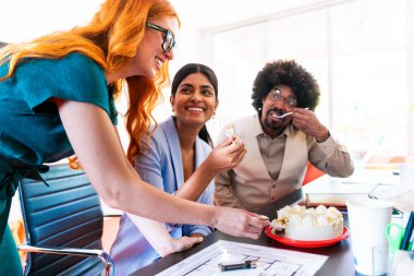 Ortak çalışan bir şirket ofisinde çok ırklı küçük bir iş adamı grubu toplanıyor - genç iş arkadaşları yaratıcı bir teknoloji şirketinde birlikte çalışıyorlar, iş ve günlük ofis yaşam tarzı kavramları