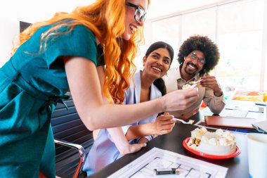 Ortak çalışan bir şirket ofisinde çok ırklı küçük bir iş adamı grubu toplanıyor - genç iş arkadaşları yaratıcı bir teknoloji şirketinde birlikte çalışıyorlar, iş ve günlük ofis yaşam tarzı kavramları