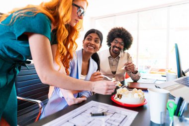 Ortak çalışan bir şirket ofisinde çok ırklı küçük bir iş adamı grubu toplanıyor - genç iş arkadaşları yaratıcı bir teknoloji şirketinde birlikte çalışıyorlar, iş ve günlük ofis yaşam tarzı kavramları