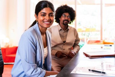 Ortak çalışan bir şirket ofisinde çok ırklı küçük bir iş adamı grubu toplanıyor - genç iş arkadaşları yaratıcı bir teknoloji şirketinde birlikte çalışıyorlar, iş ve günlük ofis yaşam tarzı kavramları