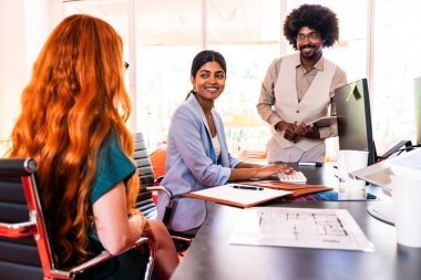 Ortak çalışan bir şirket ofisinde çok ırklı küçük bir iş adamı grubu toplanıyor - genç iş arkadaşları yaratıcı bir teknoloji şirketinde birlikte çalışıyorlar, iş ve günlük ofis yaşam tarzı kavramları