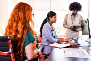 Ortak çalışan bir şirket ofisinde çok ırklı küçük bir iş adamı grubu toplanıyor - genç iş arkadaşları yaratıcı bir teknoloji şirketinde birlikte çalışıyorlar, iş ve günlük ofis yaşam tarzı kavramları