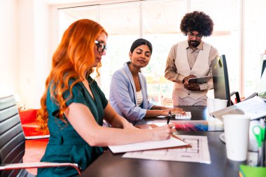 Ortak çalışan bir şirket ofisinde çok ırklı küçük bir iş adamı grubu toplanıyor - genç iş arkadaşları yaratıcı bir teknoloji şirketinde birlikte çalışıyorlar, iş ve günlük ofis yaşam tarzı kavramları
