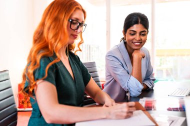 Ortak çalışan bir şirket ofisinde çok ırklı küçük bir iş adamı grubu toplanıyor - genç iş arkadaşları yaratıcı bir teknoloji şirketinde birlikte çalışıyorlar, iş ve günlük ofis yaşam tarzı kavramları