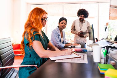 Ortak çalışan bir şirket ofisinde çok ırklı küçük bir iş adamı grubu toplanıyor - genç iş arkadaşları yaratıcı bir teknoloji şirketinde birlikte çalışıyorlar, iş ve günlük ofis yaşam tarzı kavramları