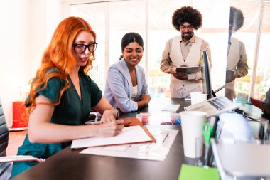 Ortak çalışan bir şirket ofisinde çok ırklı küçük bir iş adamı grubu toplanıyor - genç iş arkadaşları yaratıcı bir teknoloji şirketinde birlikte çalışıyorlar, iş ve günlük ofis yaşam tarzı kavramları