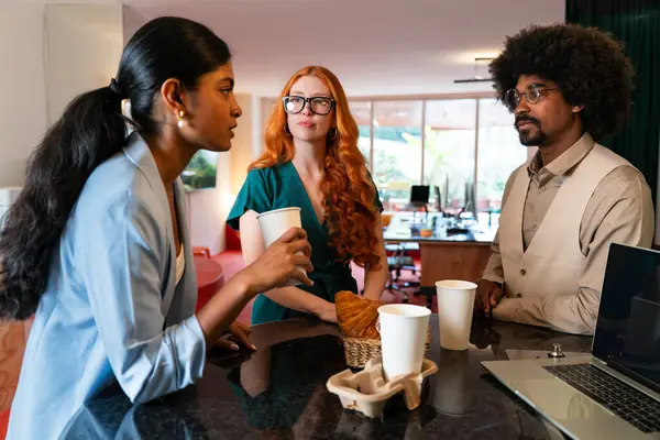 Ortak çalışan bir şirket ofisinde çok ırklı küçük bir iş adamı grubu toplanıyor - genç iş arkadaşları yaratıcı bir teknoloji şirketinde birlikte çalışıyorlar, iş ve günlük ofis yaşam tarzı kavramları