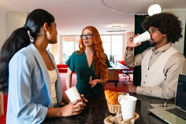 Ortak çalışan bir şirket ofisinde çok ırklı küçük bir iş adamı grubu toplanıyor - genç iş arkadaşları yaratıcı bir teknoloji şirketinde birlikte çalışıyorlar, iş ve günlük ofis yaşam tarzı kavramları