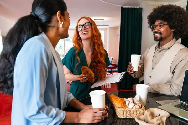 Ortak çalışan bir şirket ofisinde çok ırklı küçük bir iş adamı grubu toplanıyor - genç iş arkadaşları yaratıcı bir teknoloji şirketinde birlikte çalışıyorlar, iş ve günlük ofis yaşam tarzı kavramları
