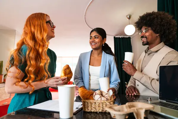 Ortak çalışan bir şirket ofisinde çok ırklı küçük bir iş adamı grubu toplanıyor - genç iş arkadaşları yaratıcı bir teknoloji şirketinde birlikte çalışıyorlar, iş ve günlük ofis yaşam tarzı kavramları