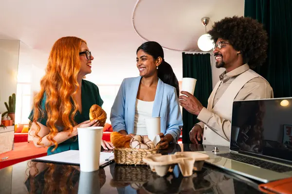 Ortak çalışan bir şirket ofisinde çok ırklı küçük bir iş adamı grubu toplanıyor - genç iş arkadaşları yaratıcı bir teknoloji şirketinde birlikte çalışıyorlar, iş ve günlük ofis yaşam tarzı kavramları