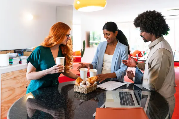 Ortak çalışan bir şirket ofisinde çok ırklı küçük bir iş adamı grubu toplanıyor - genç iş arkadaşları yaratıcı bir teknoloji şirketinde birlikte çalışıyorlar, iş ve günlük ofis yaşam tarzı kavramları