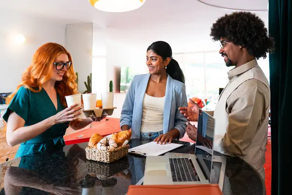 Ortak çalışan bir şirket ofisinde çok ırklı küçük bir iş adamı grubu toplanıyor - genç iş arkadaşları yaratıcı bir teknoloji şirketinde birlikte çalışıyorlar, iş ve günlük ofis yaşam tarzı kavramları