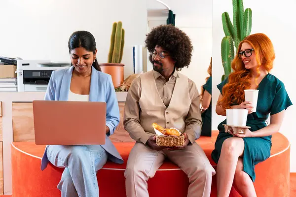 Ortak çalışan bir şirket ofisinde çok ırklı küçük bir iş adamı grubu toplanıyor - genç iş arkadaşları yaratıcı bir teknoloji şirketinde birlikte çalışıyorlar, iş ve günlük ofis yaşam tarzı kavramları