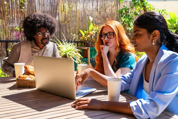 Ortak çalışan bir şirket ofisinde çok ırklı küçük bir iş adamı grubu toplanıyor - genç iş arkadaşları yaratıcı bir teknoloji şirketinde birlikte çalışıyorlar, iş ve günlük ofis yaşam tarzı kavramları