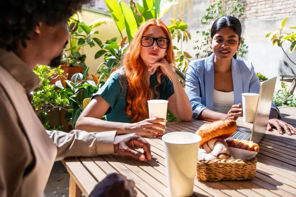 Ortak çalışan bir şirket ofisinde çok ırklı küçük bir iş adamı grubu toplanıyor - genç iş arkadaşları yaratıcı bir teknoloji şirketinde birlikte çalışıyorlar, iş ve günlük ofis yaşam tarzı kavramları