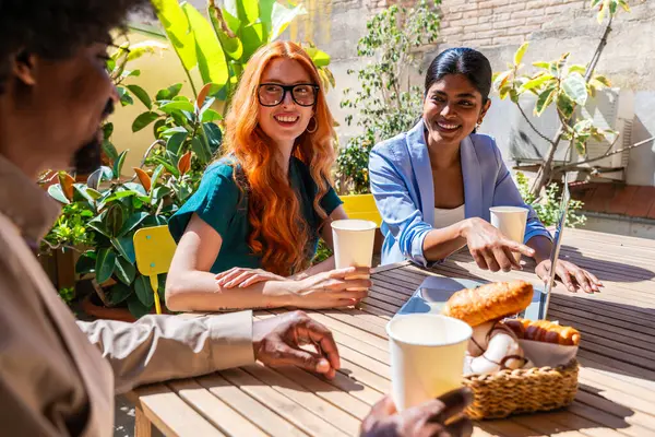 Ortak çalışan bir şirket ofisinde çok ırklı küçük bir iş adamı grubu toplanıyor - genç iş arkadaşları yaratıcı bir teknoloji şirketinde birlikte çalışıyorlar, iş ve günlük ofis yaşam tarzı kavramları