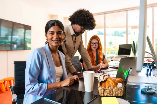 Ortak çalışan bir şirket ofisinde çok ırklı küçük bir iş adamı grubu toplanıyor - genç iş arkadaşları yaratıcı bir teknoloji şirketinde birlikte çalışıyorlar, iş ve günlük ofis yaşam tarzı kavramları