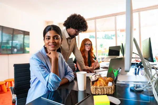 Ortak çalışan bir şirket ofisinde çok ırklı küçük bir iş adamı grubu toplanıyor - genç iş arkadaşları yaratıcı bir teknoloji şirketinde birlikte çalışıyorlar, iş ve günlük ofis yaşam tarzı kavramları