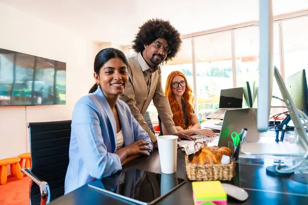 Ortak çalışan bir şirket ofisinde çok ırklı küçük bir iş adamı grubu toplanıyor - genç iş arkadaşları yaratıcı bir teknoloji şirketinde birlikte çalışıyorlar, iş ve günlük ofis yaşam tarzı kavramları