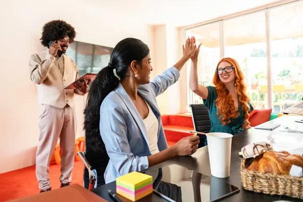 Ortak çalışan bir şirket ofisinde çok ırklı küçük bir iş adamı grubu toplanıyor - genç iş arkadaşları yaratıcı bir teknoloji şirketinde birlikte çalışıyorlar, iş ve günlük ofis yaşam tarzı kavramları