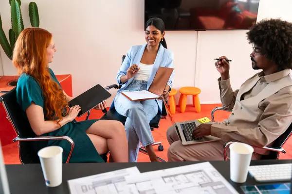 Ortak çalışan bir şirket ofisinde çok ırklı küçük bir iş adamı grubu toplanıyor - genç iş arkadaşları yaratıcı bir teknoloji şirketinde birlikte çalışıyorlar, iş ve günlük ofis yaşam tarzı kavramları