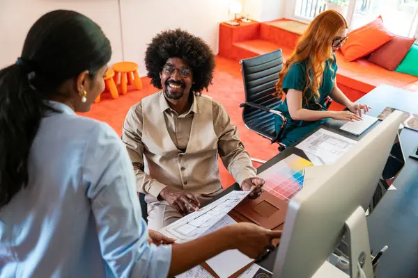 Ortak çalışan bir şirket ofisinde çok ırklı küçük bir iş adamı grubu toplanıyor - genç iş arkadaşları yaratıcı bir teknoloji şirketinde birlikte çalışıyorlar, iş ve günlük ofis yaşam tarzı kavramları