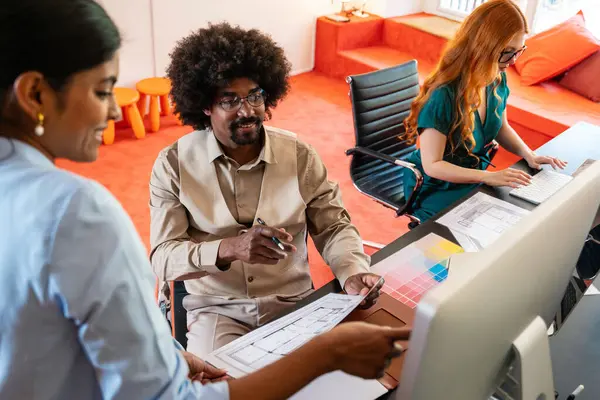 Ortak çalışan bir şirket ofisinde çok ırklı küçük bir iş adamı grubu toplanıyor - genç iş arkadaşları yaratıcı bir teknoloji şirketinde birlikte çalışıyorlar, iş ve günlük ofis yaşam tarzı kavramları